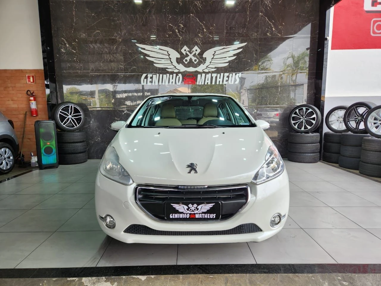 PEUGEOT 208