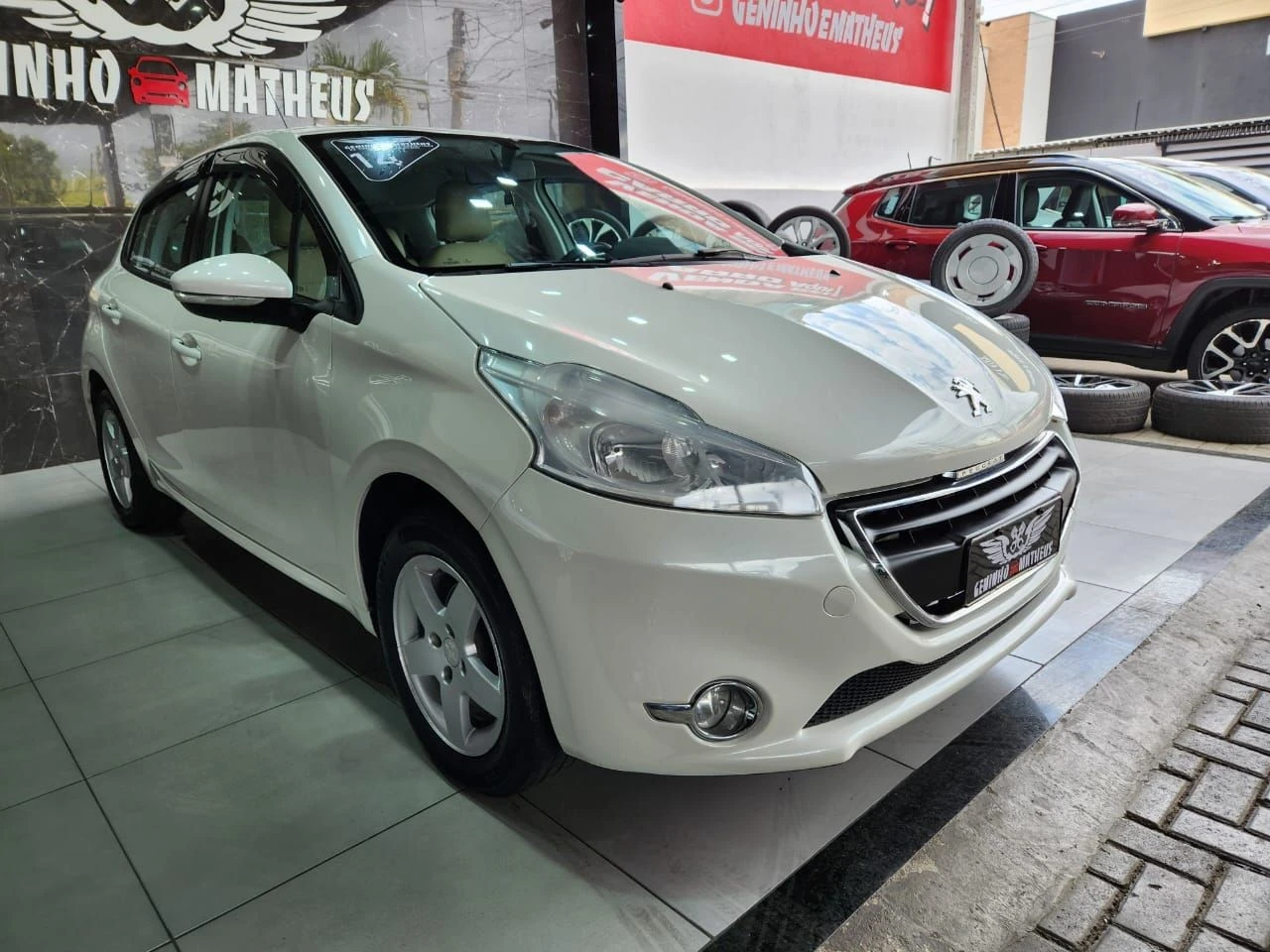 PEUGEOT 208