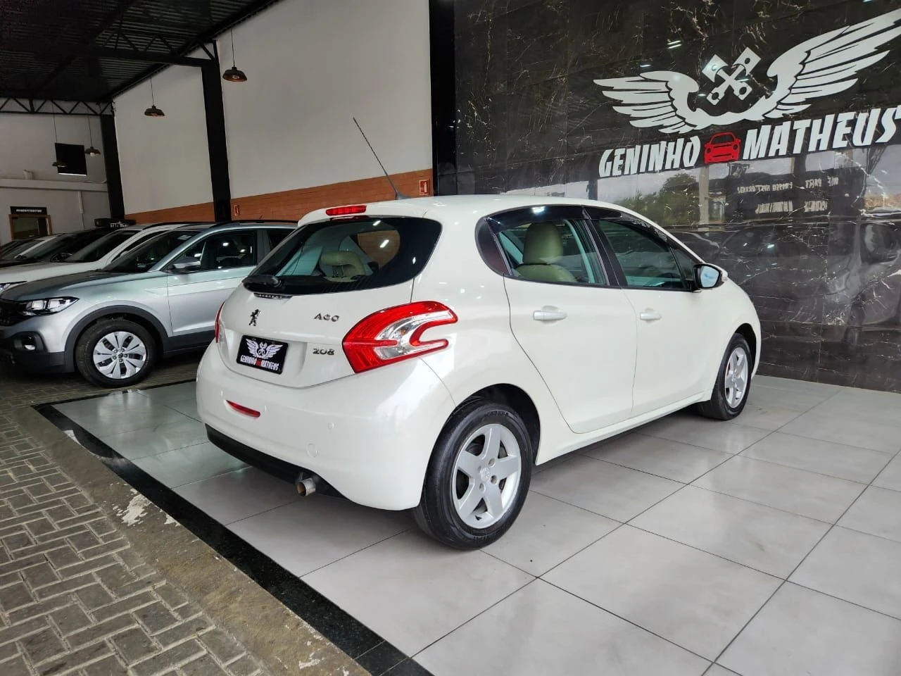 PEUGEOT 208