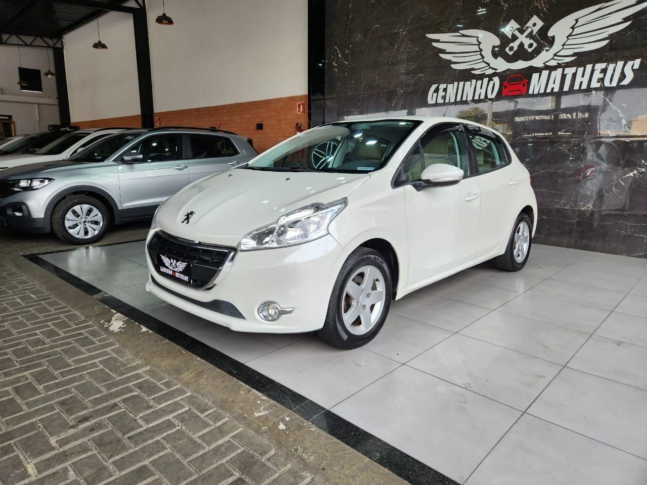 PEUGEOT 208