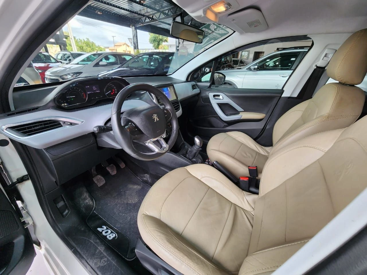 PEUGEOT 208