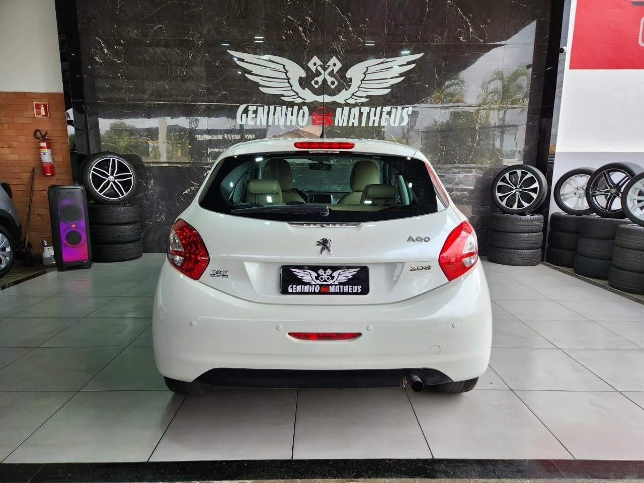 PEUGEOT 208