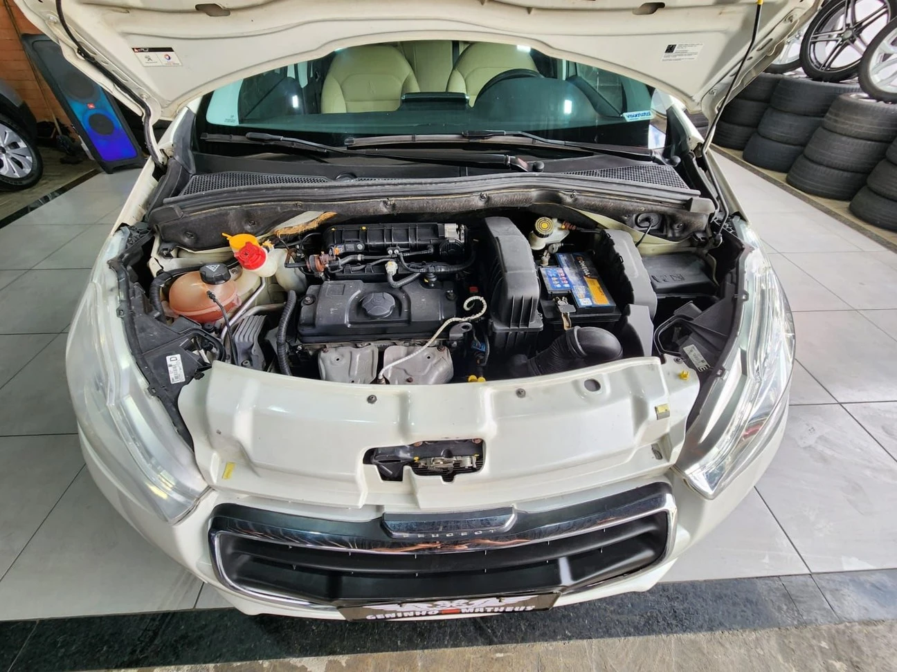 PEUGEOT 208