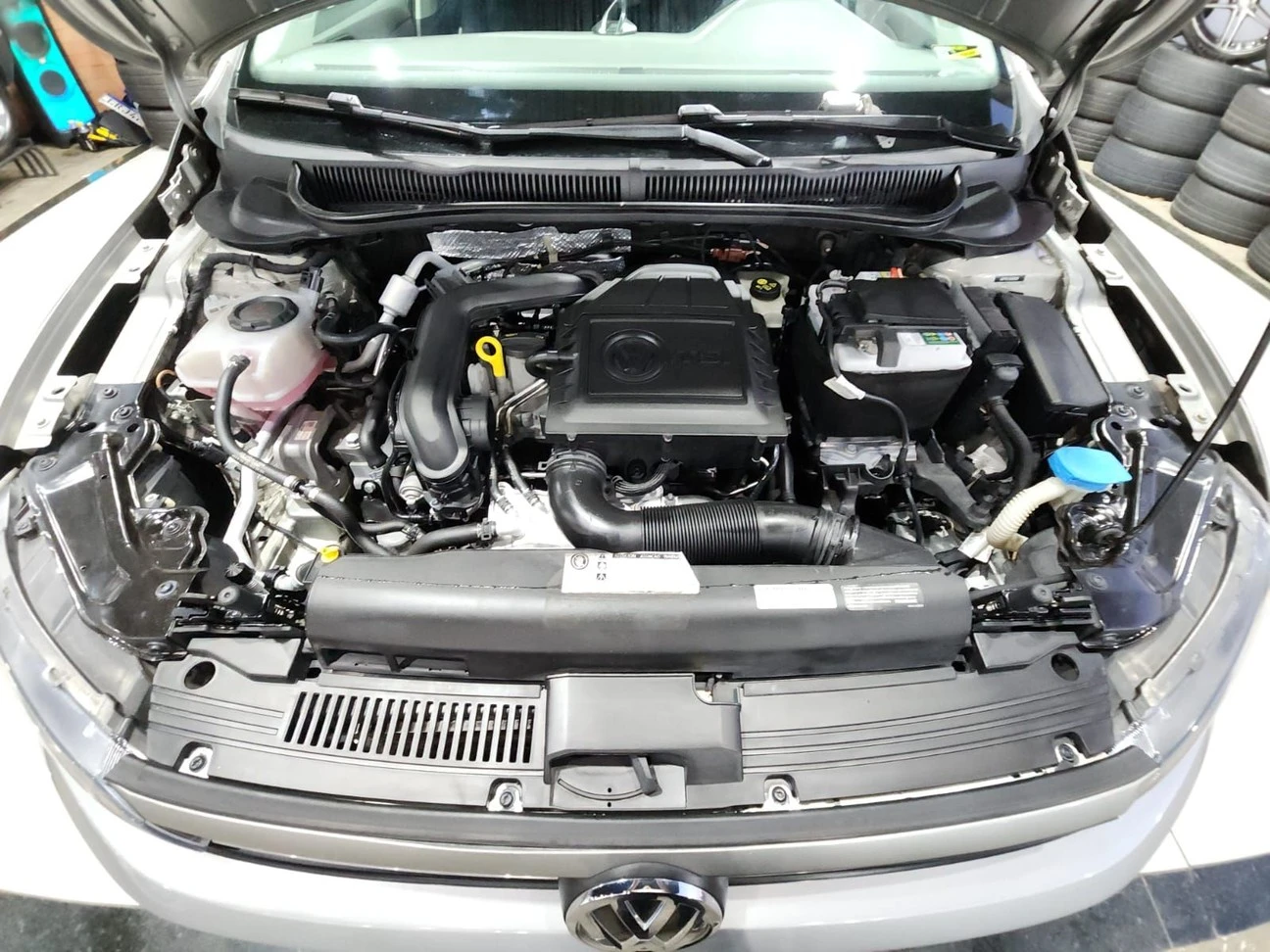 VOLKSWAGEN POLO