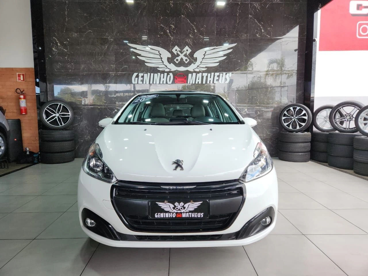 PEUGEOT 208