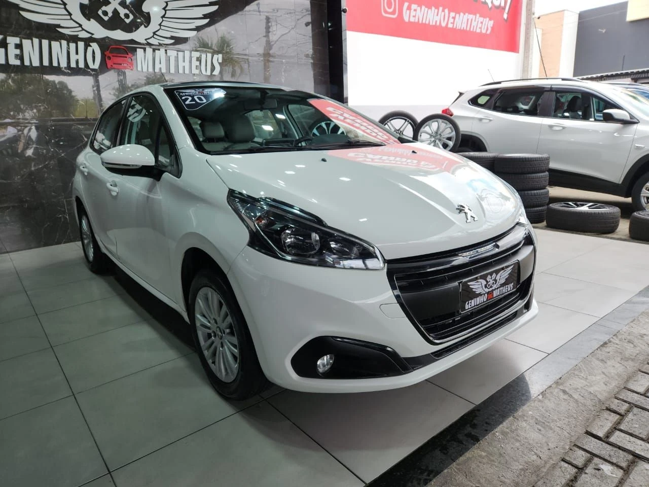 PEUGEOT 208