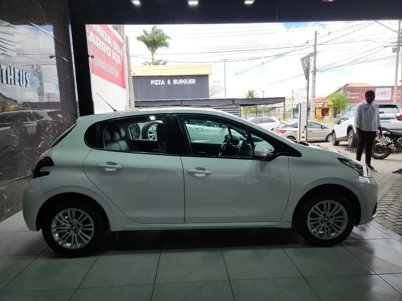 PEUGEOT 208