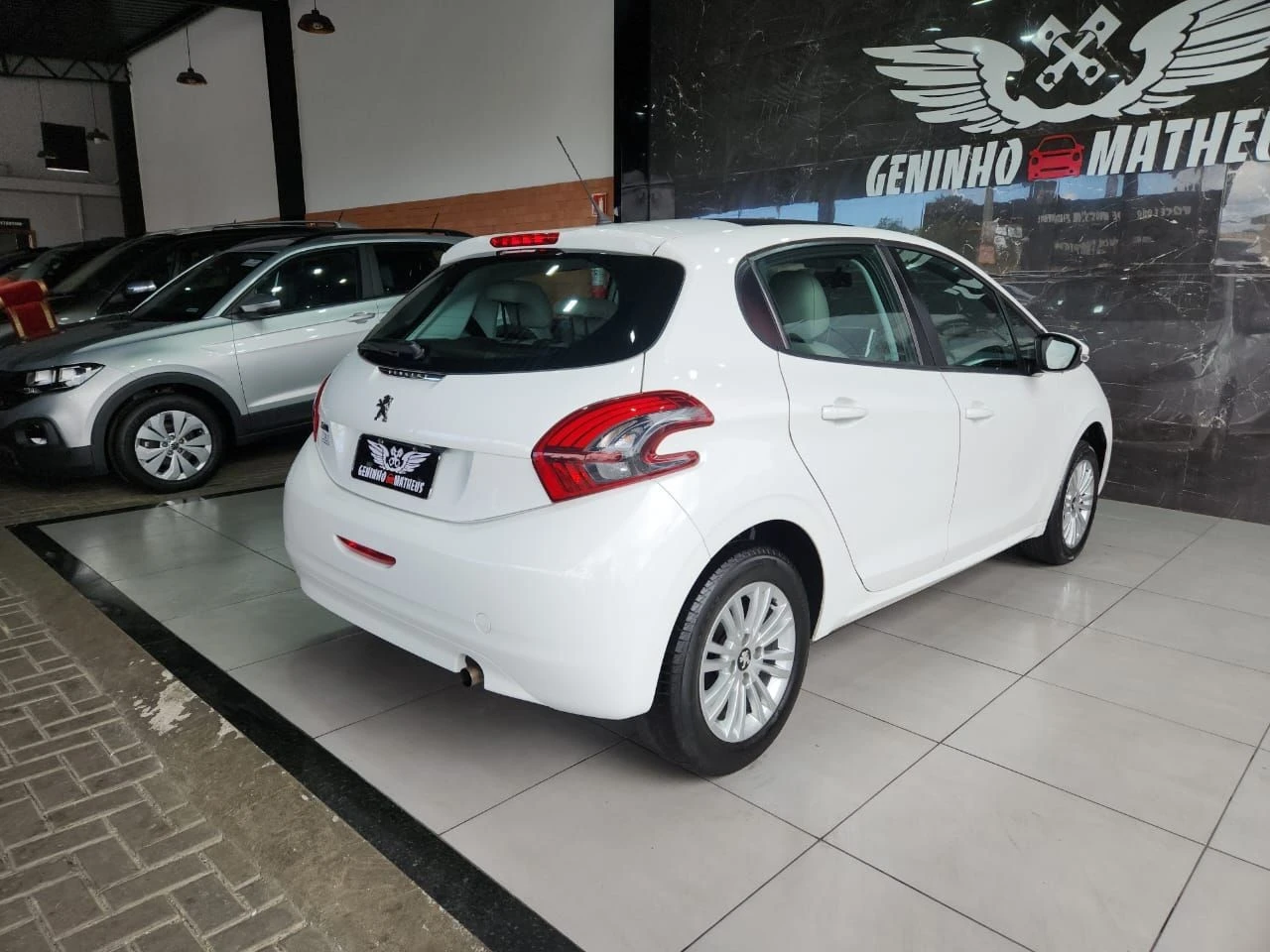 PEUGEOT 208