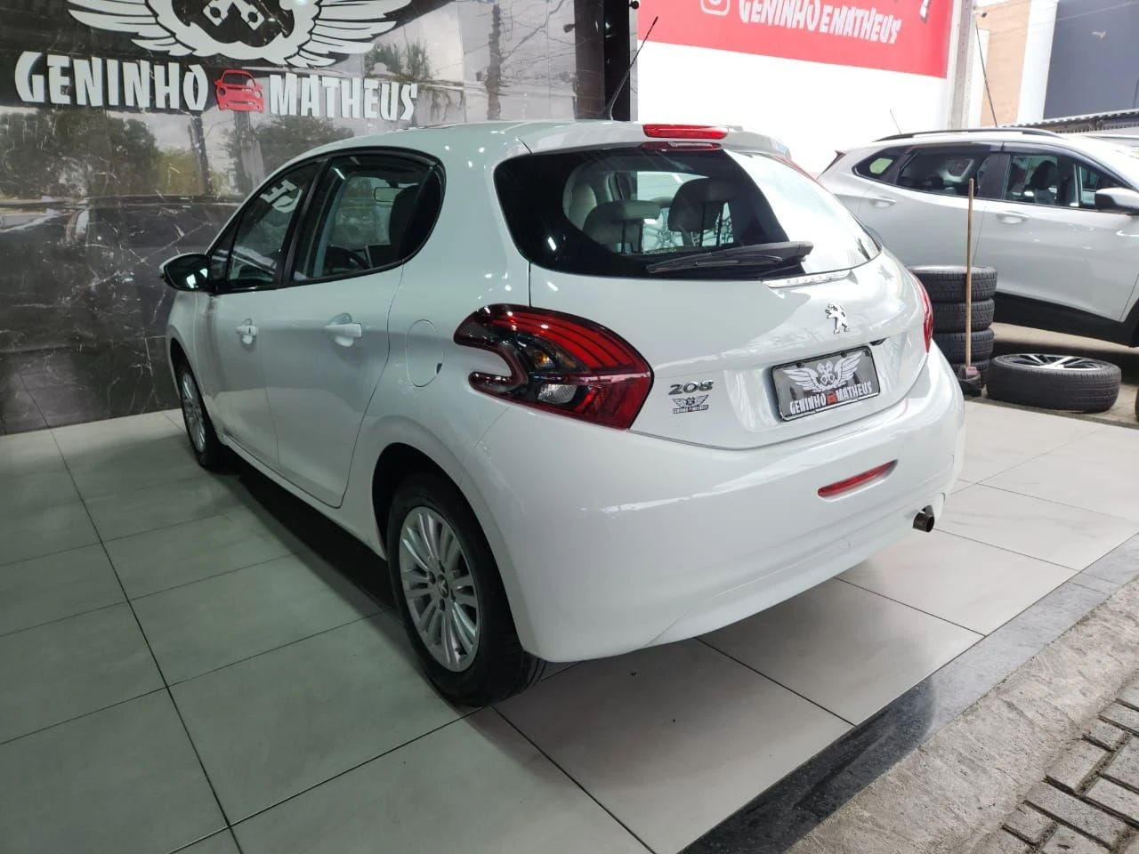 PEUGEOT 208