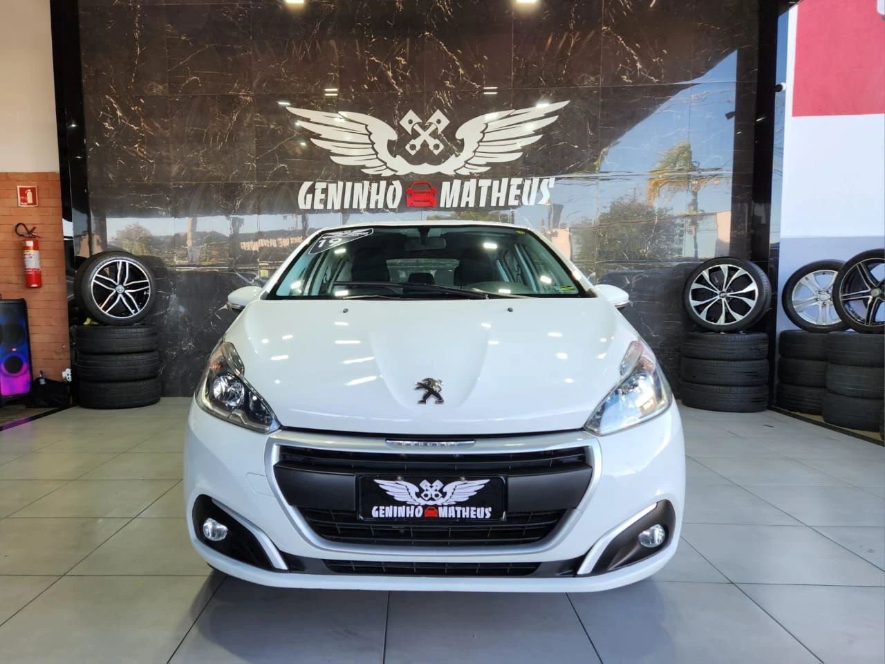 PEUGEOT 208