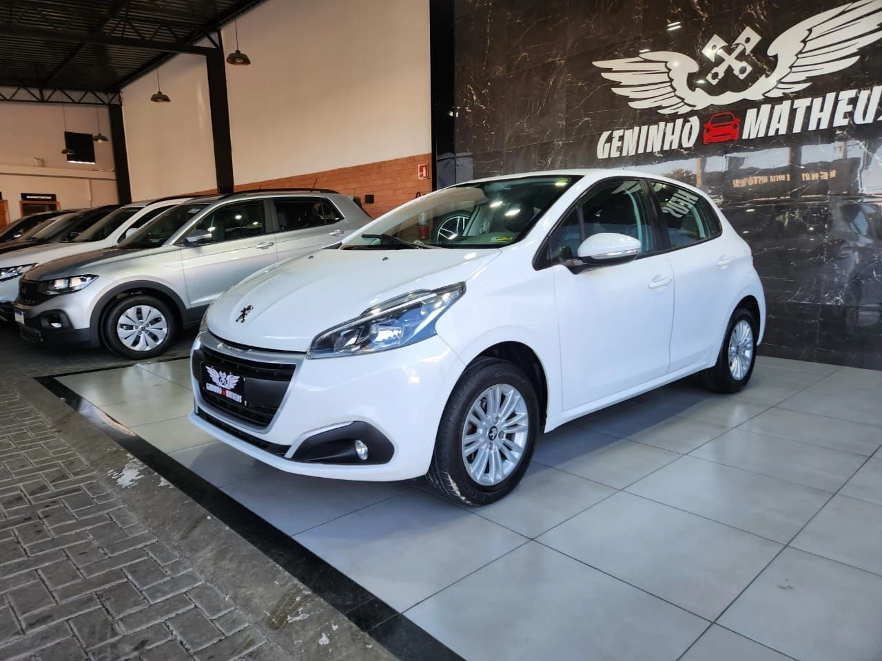 PEUGEOT 208