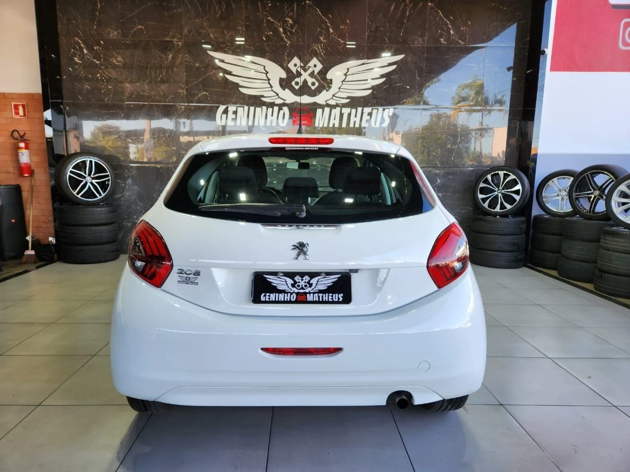 PEUGEOT 208
