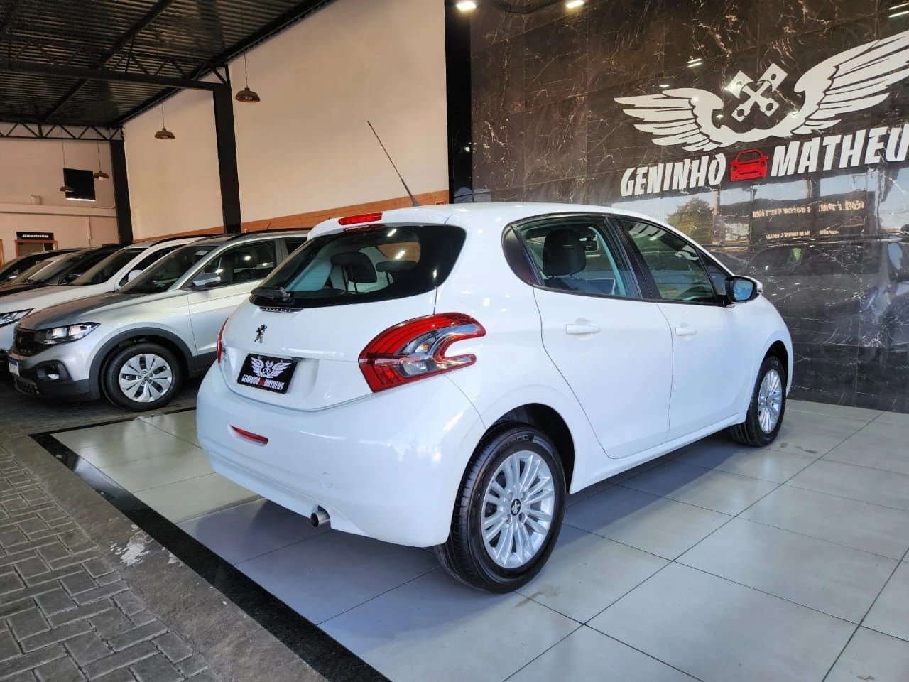 PEUGEOT 208