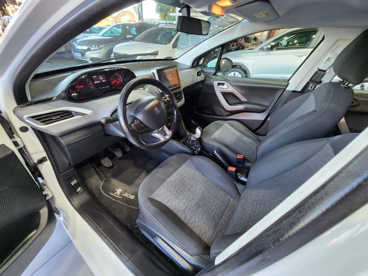 PEUGEOT 208