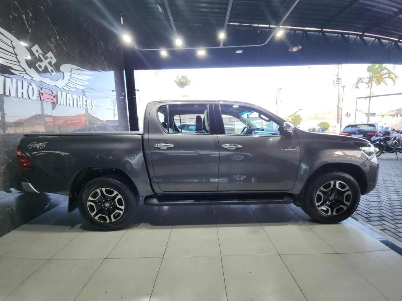TOYOTA HILUX