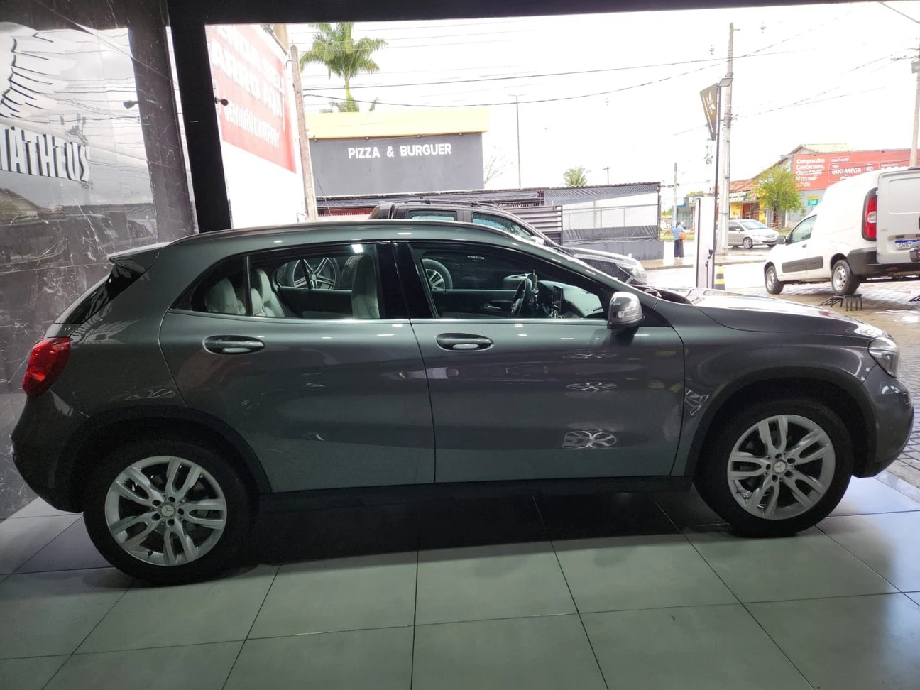 MERCEDES-BENZ GLA 200