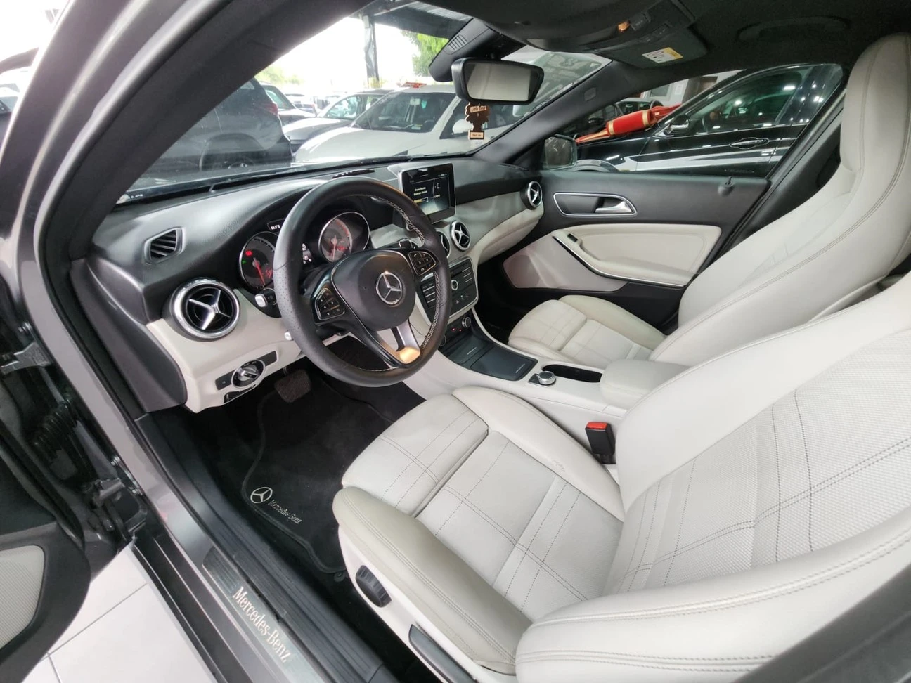 MERCEDES-BENZ GLA 200