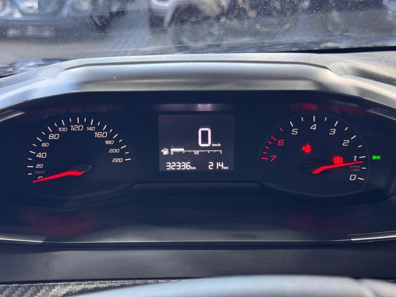 PEUGEOT 208