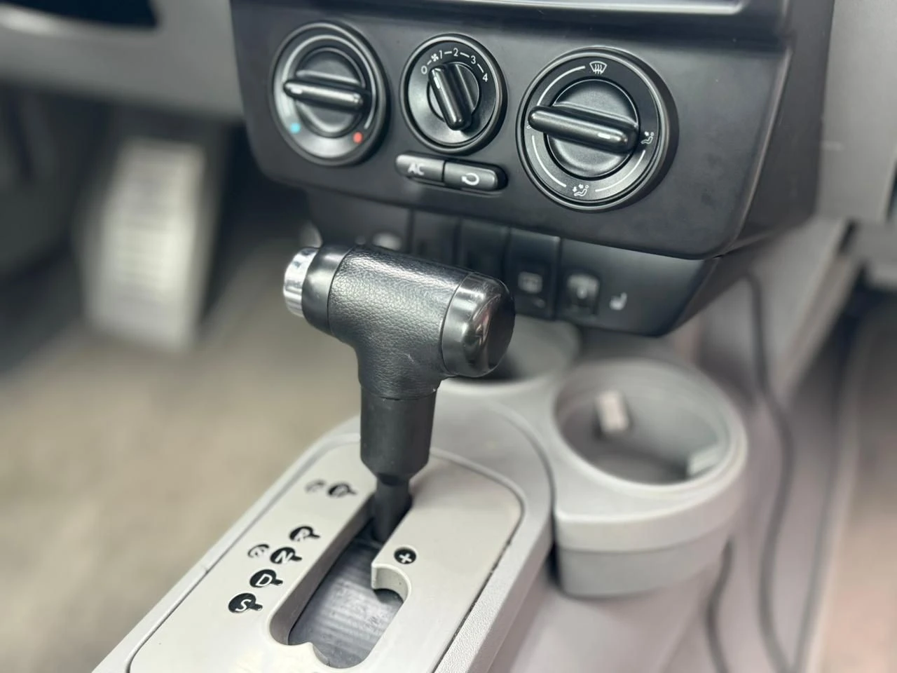 VOLKSWAGEN NEW BEETLE