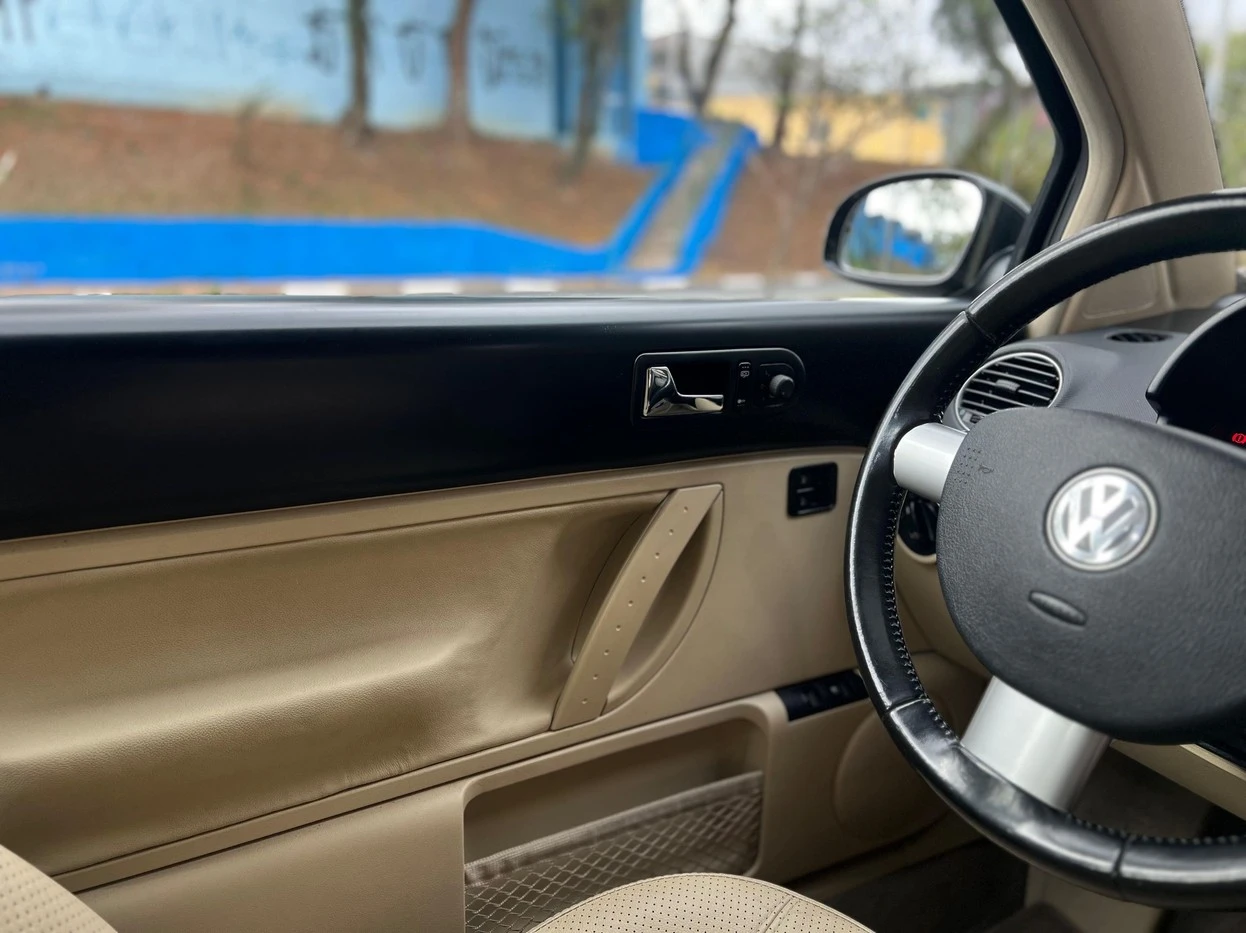VOLKSWAGEN NEW BEETLE