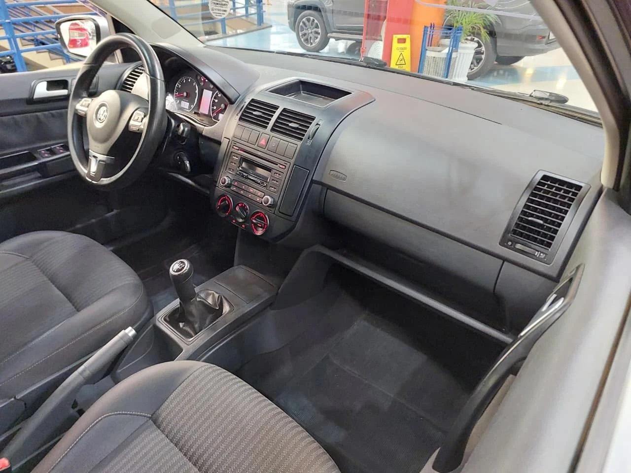 VOLKSWAGEN POLO SEDAN