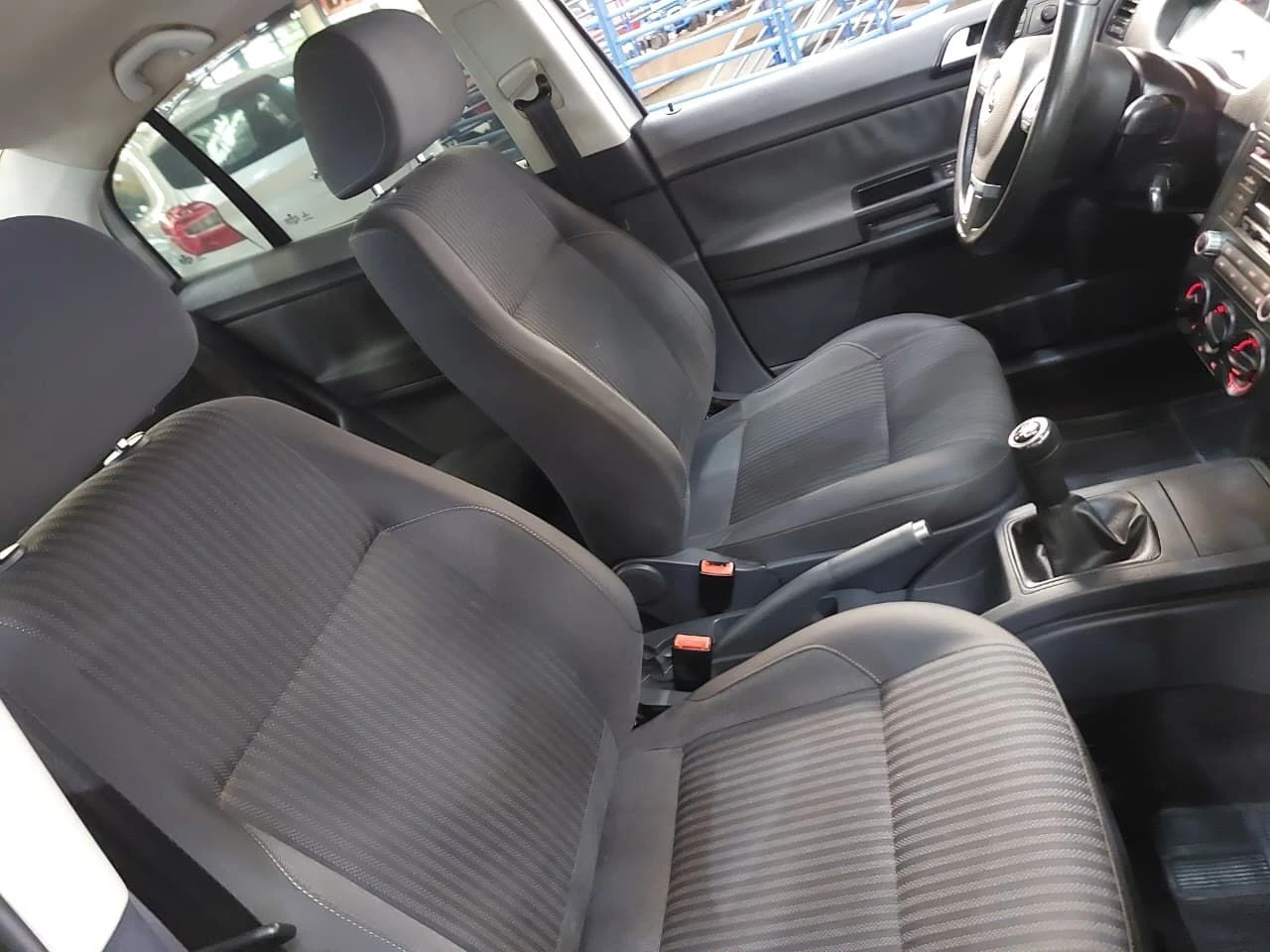 VOLKSWAGEN POLO SEDAN