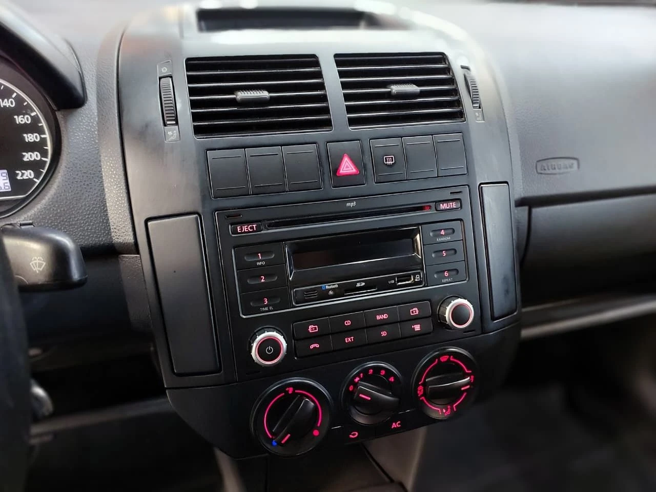 VOLKSWAGEN POLO SEDAN