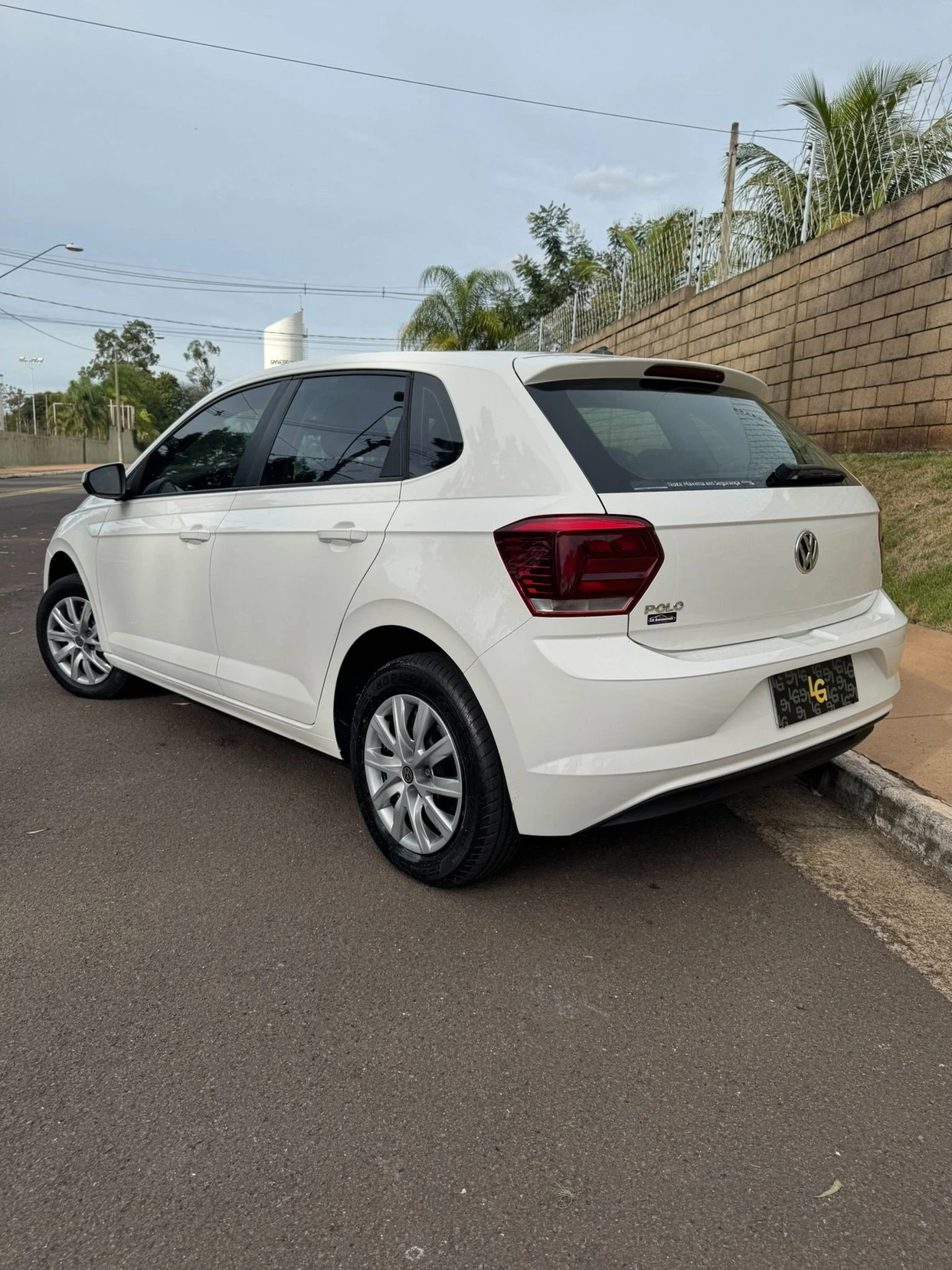 VOLKSWAGEN POLO