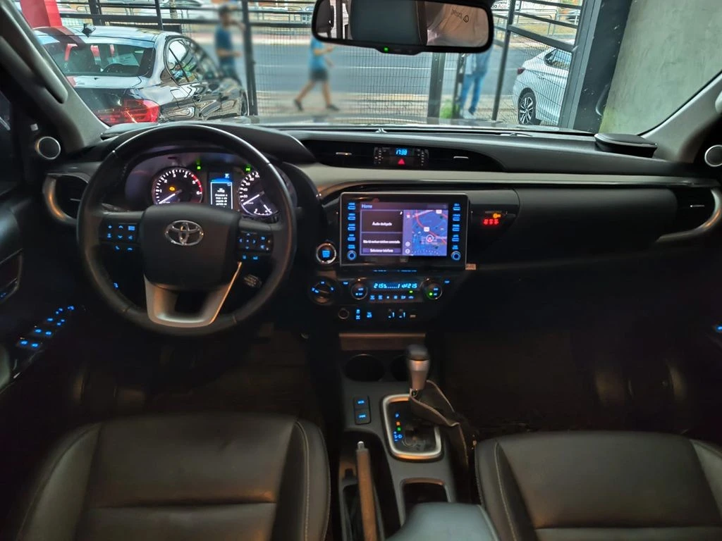 TOYOTA HILUX