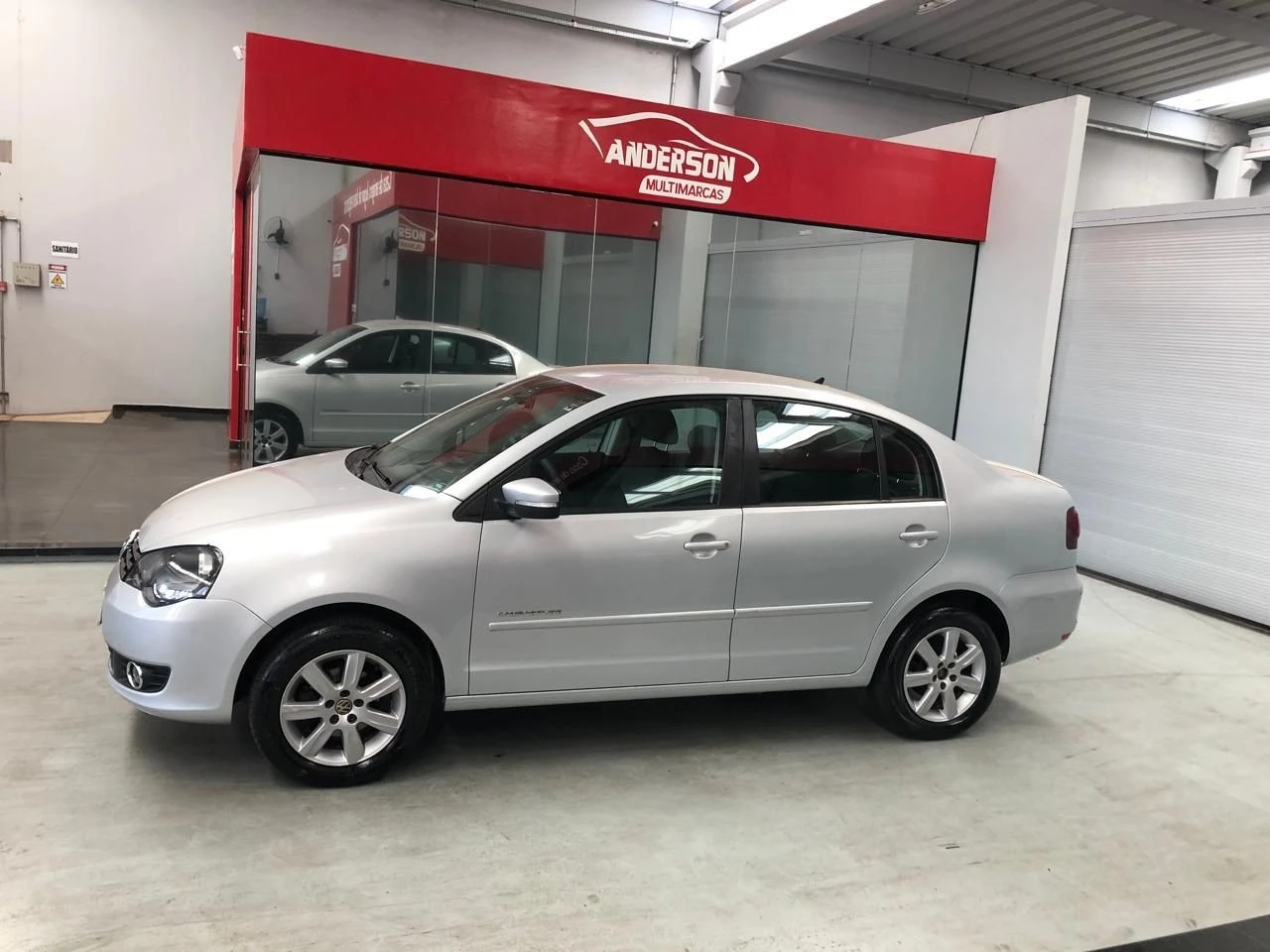 VOLKSWAGEN POLO SEDAN