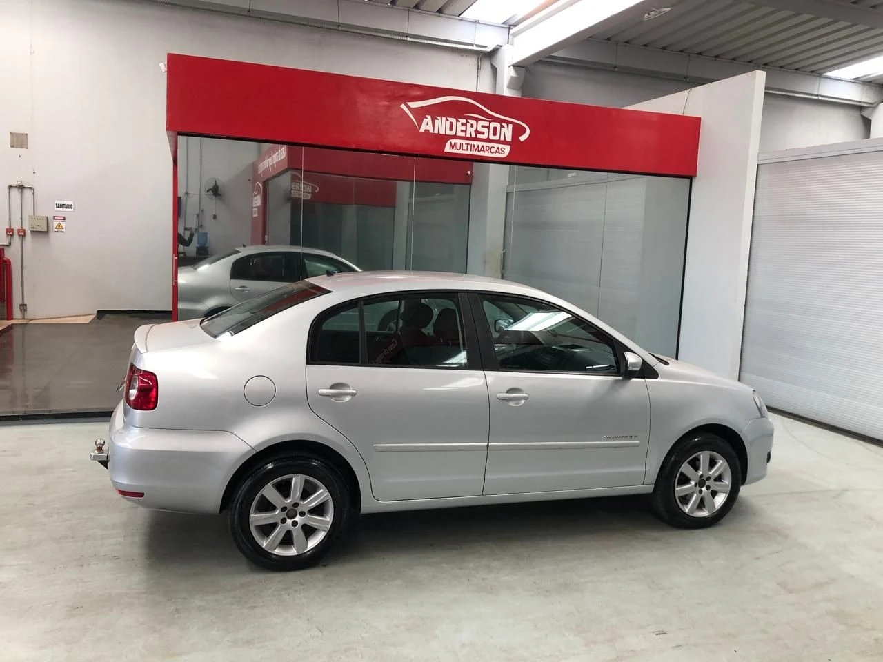 VOLKSWAGEN POLO SEDAN