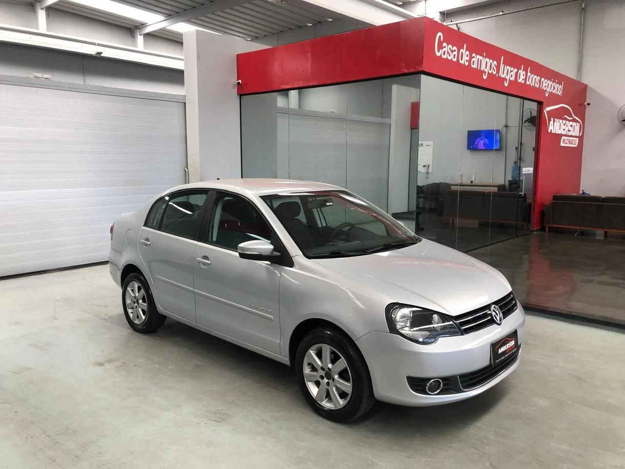 VOLKSWAGEN POLO SEDAN