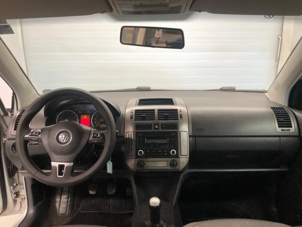 VOLKSWAGEN POLO SEDAN