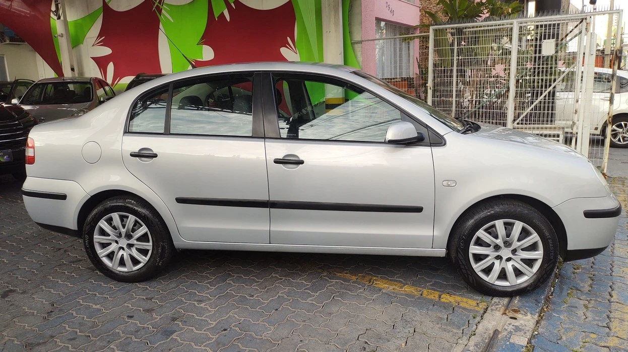 VOLKSWAGEN POLO SEDAN