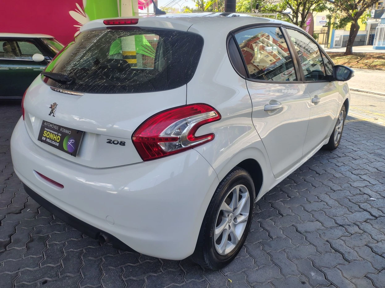 PEUGEOT 208