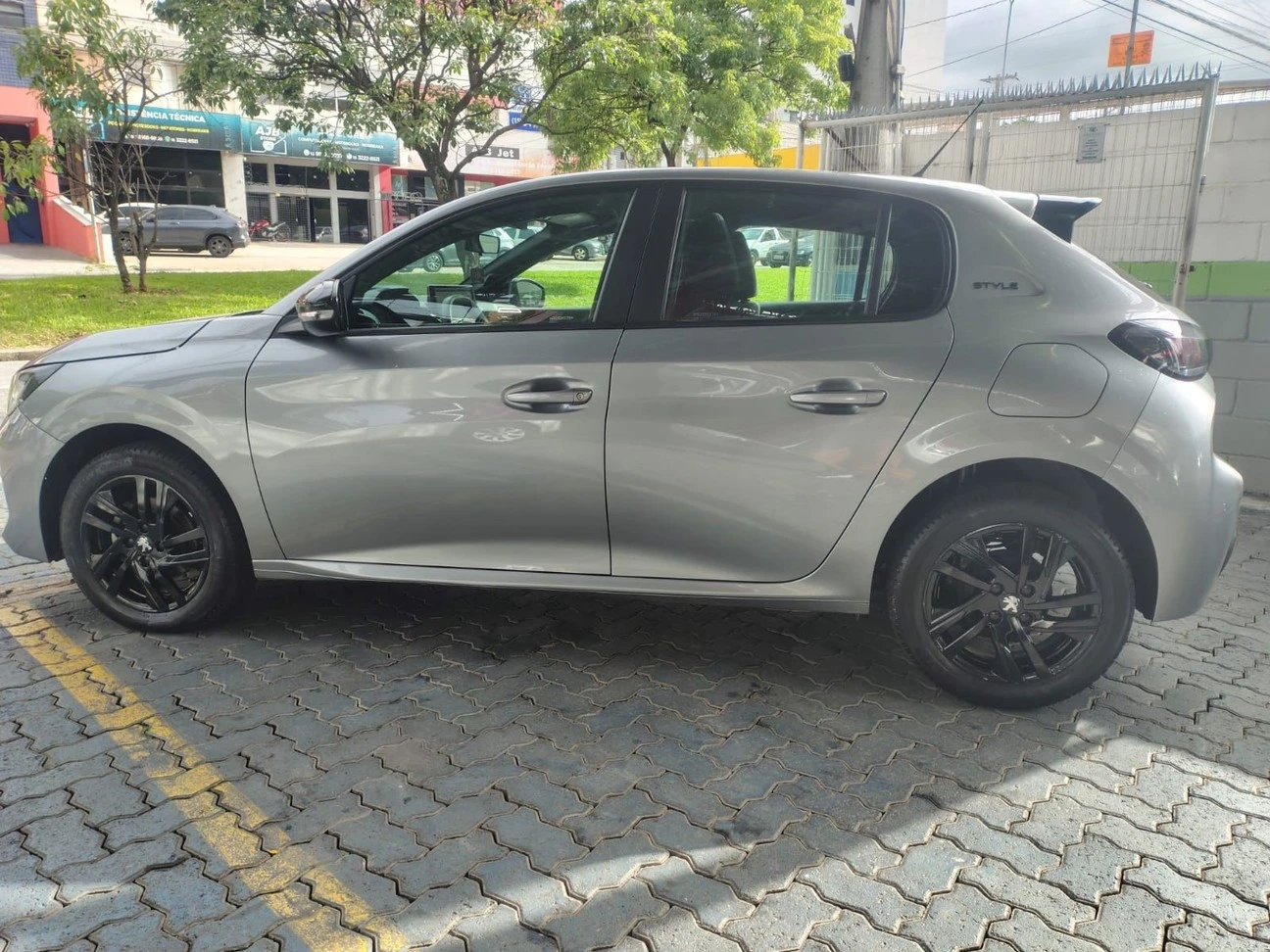 PEUGEOT 208