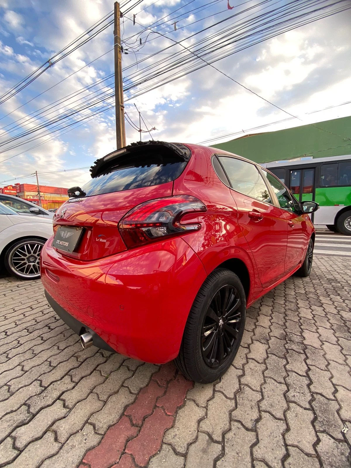 PEUGEOT 208