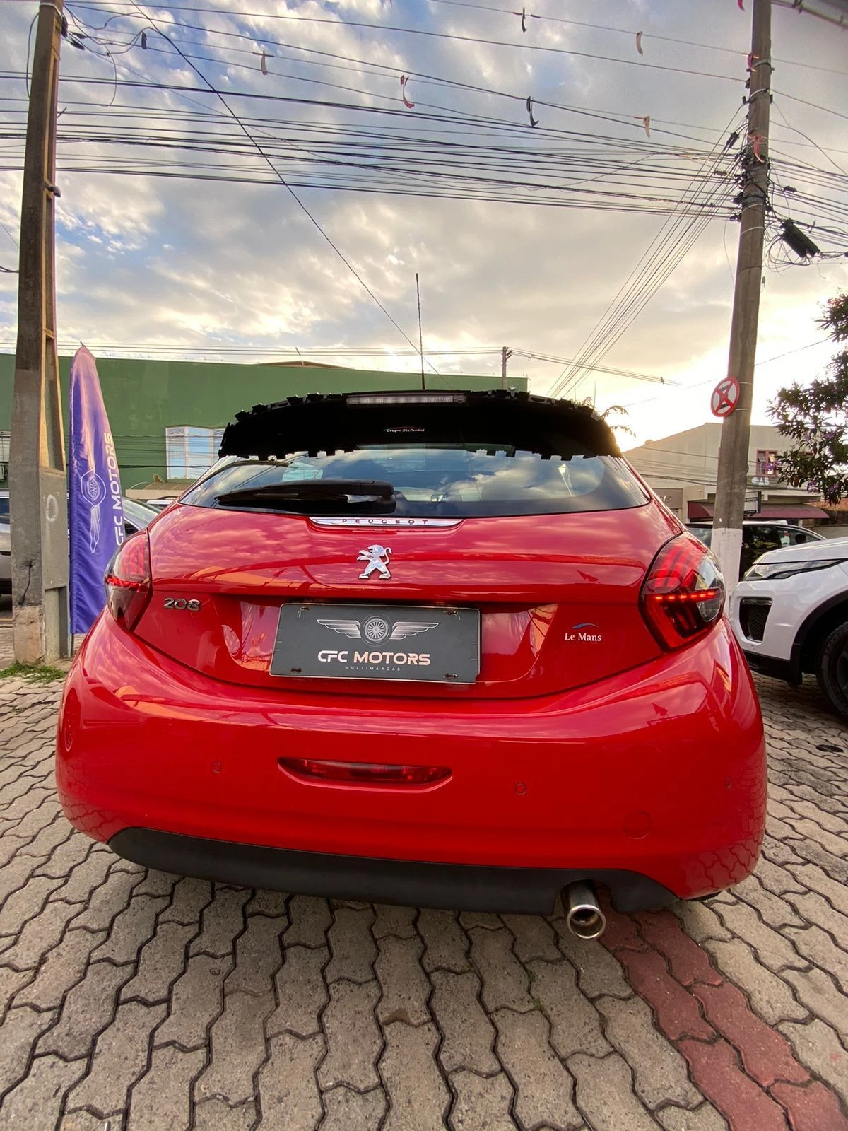 PEUGEOT 208