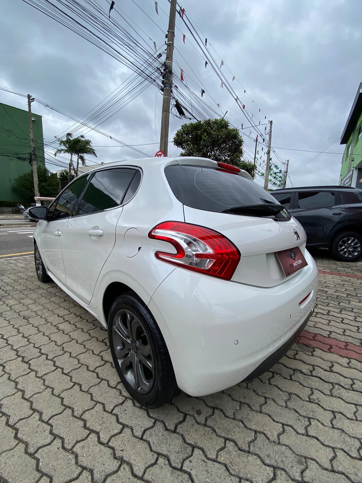 PEUGEOT 208