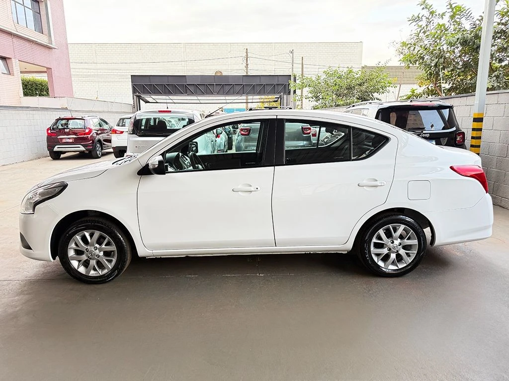 NISSAN VERSA