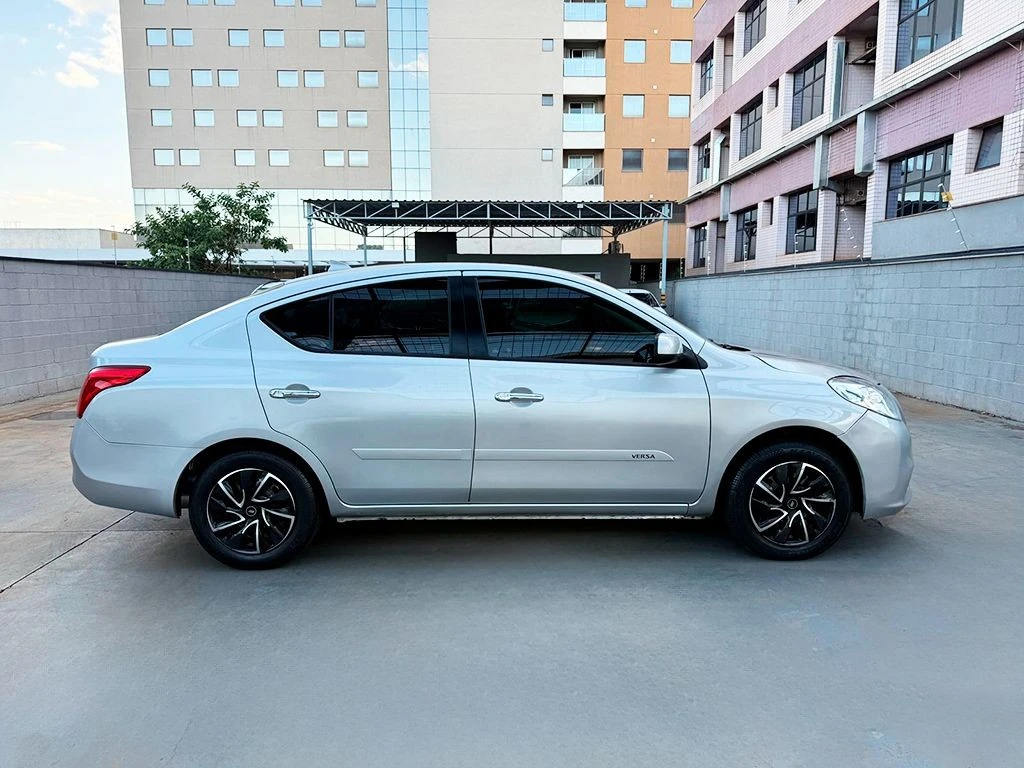 NISSAN VERSA