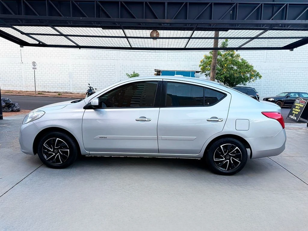 NISSAN VERSA
