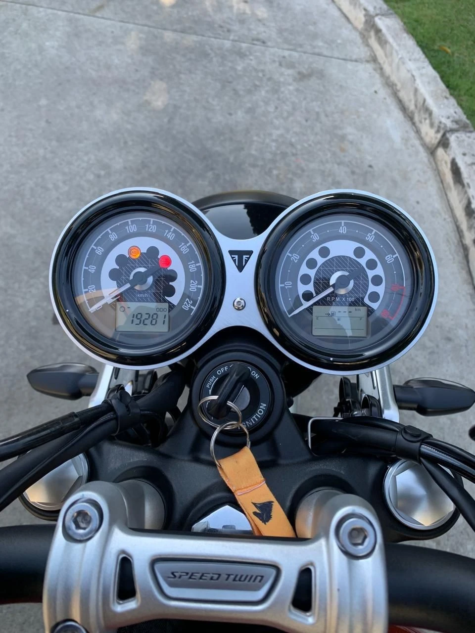 TRIUMPH SPEED TWIN 