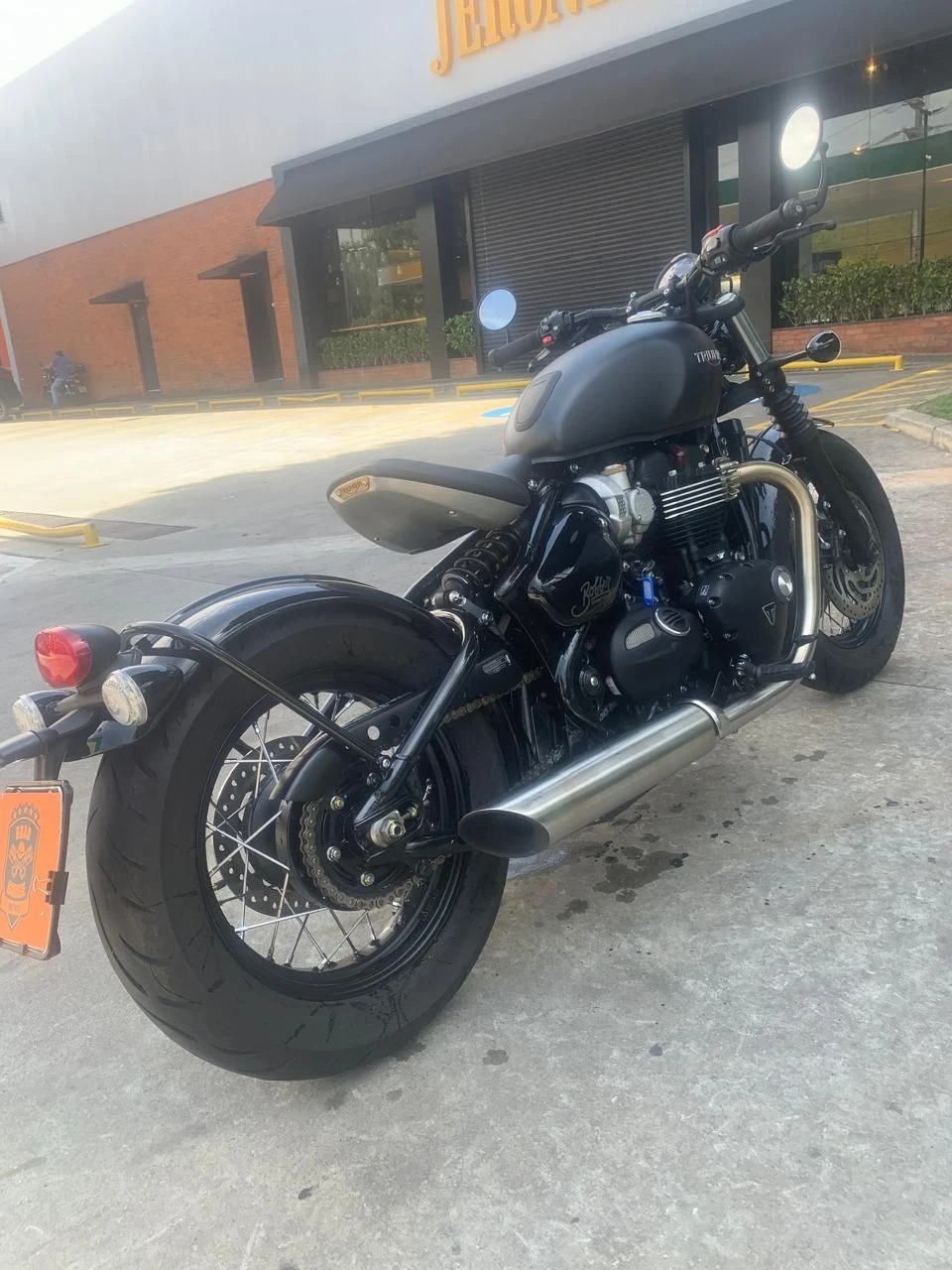 TRIUMPH BONNEVILLE BOBBER 1200