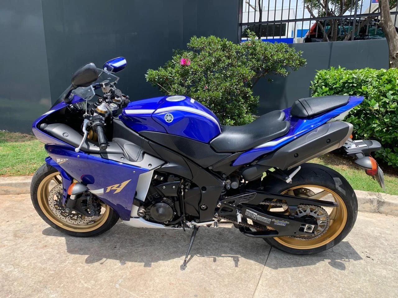 YAMAHA YZF R1