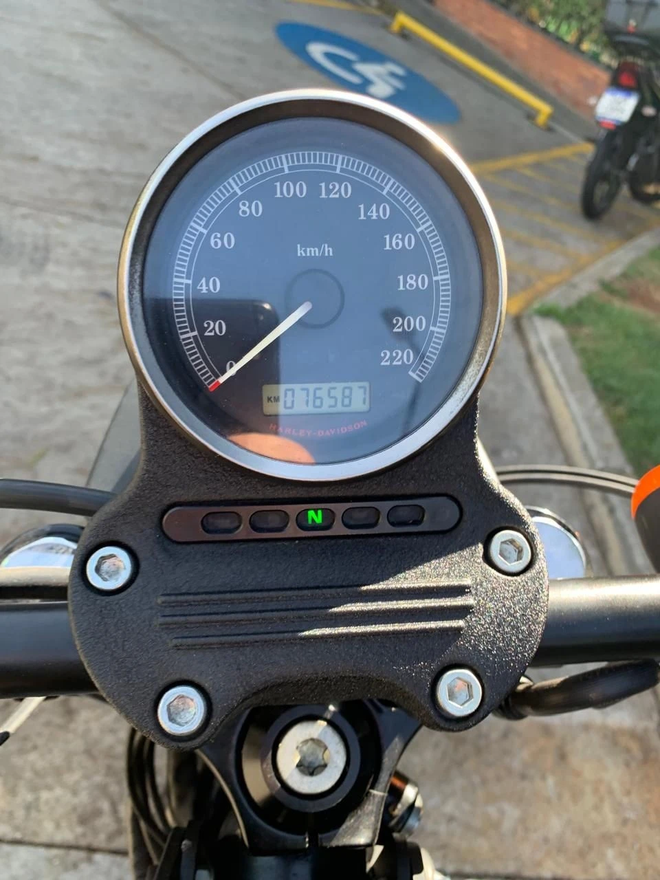 HARLEY-DAVIDSON SPORTSTER XL 883 R