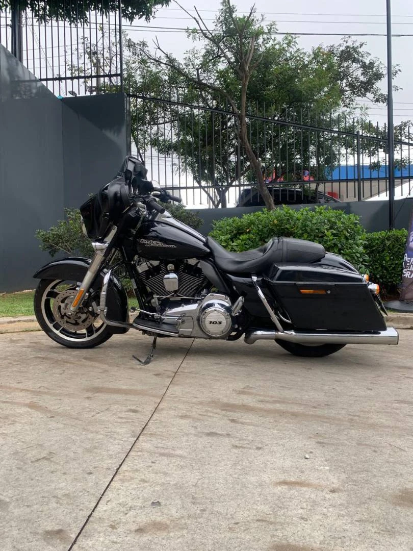 HARLEY-DAVIDSON STREET GLIDE - Road Garage