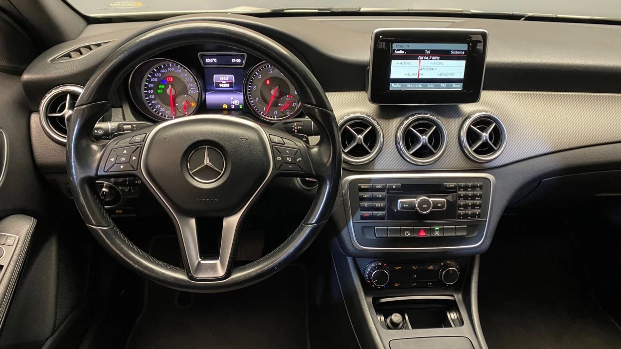 MERCEDES-BENZ GLA 200
