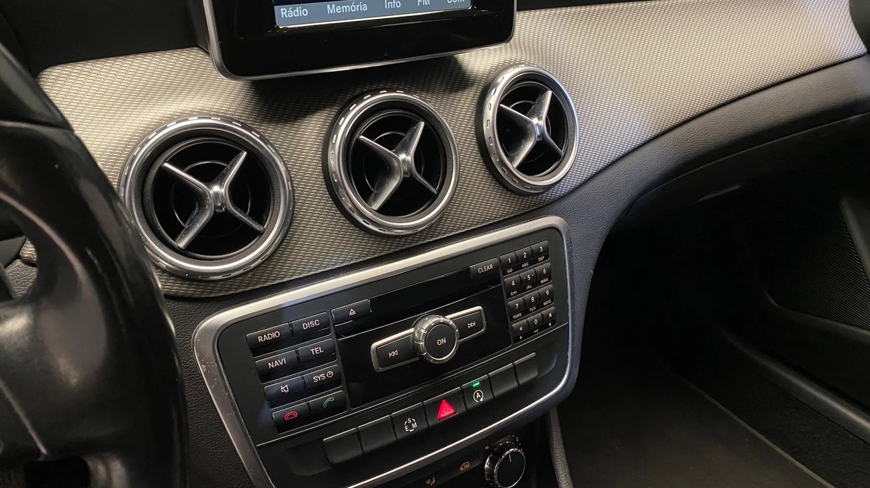 MERCEDES-BENZ GLA 200