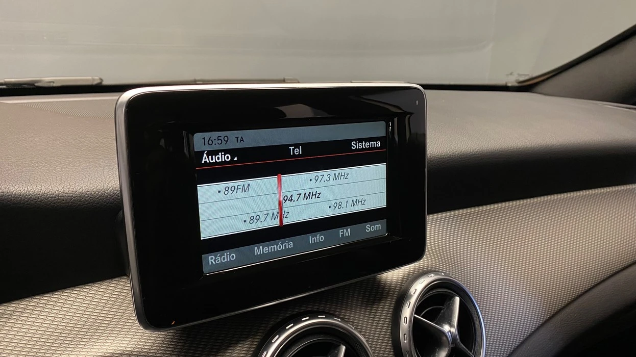 MERCEDES-BENZ GLA 200
